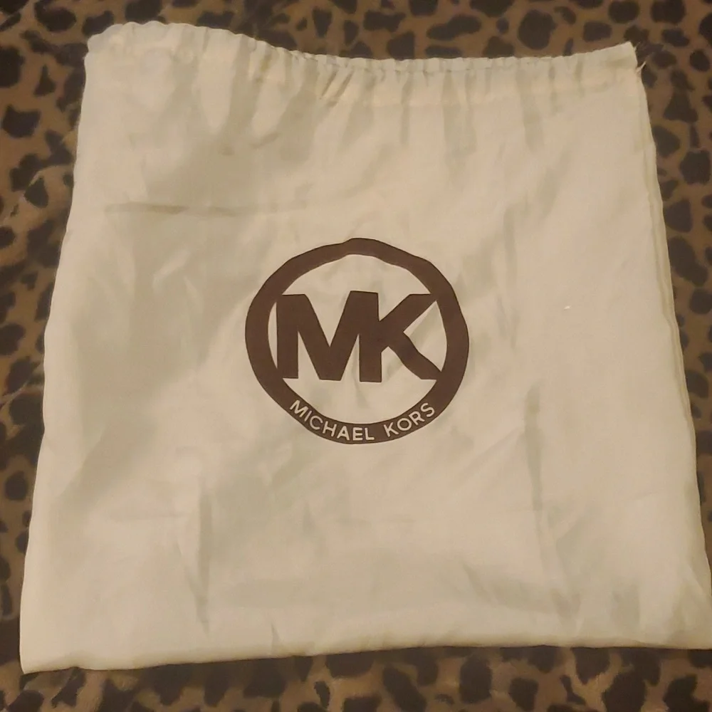 MK LG CROSSBODY PURSE - Picture 3 of 9